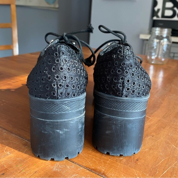 Urban Outfitters Black Eyelet Lace Chunky Lug Sole Oxford Loafers Size 9 - Picture 6 of 6